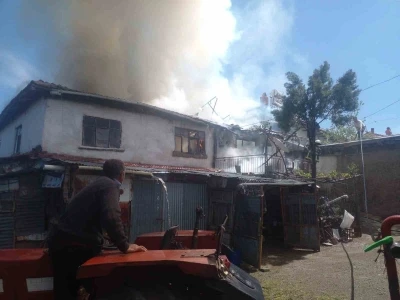 Burdur&rsquo;da ev yangınında maddi hasar oluştu

