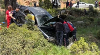 Burdur&rsquo;da kamyonet ile otomobil &ccedil;arpıştı: 3 yaralı
