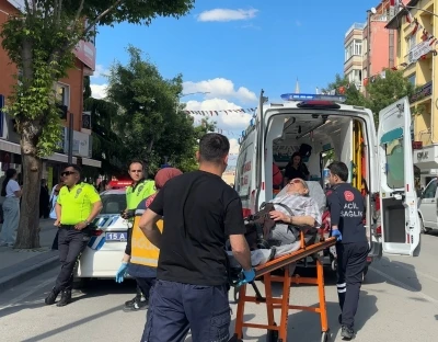 Burdur&rsquo;da yolun karşısına ge&ccedil;mek isteyen yaşlı adama otomobil &ccedil;arptı
