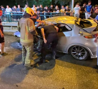 Bursa Acem'lerde bir otomobil bariyerlere &ccedil;arparak takla attı