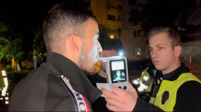 Bursa Altıparmak Caddesi'nde alkoll&uuml; s&uuml;r&uuml;c&uuml; ile polis arasında kovalamaca kamerada