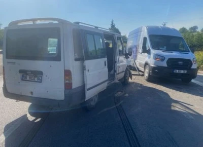 Bursa-Ankara Karayolu'nda 2 minib&uuml;s &ccedil;arpıştı: 4 yaralı
