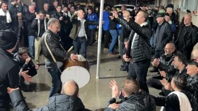 Bursa Arnavutlar sağanak yağmura aldırmadan eğlendi