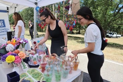 Bursa bakım merkezi sakinlerinin el işi eserlerine tam not