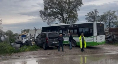 Bursa'da belediye otob&uuml;s&uuml; kazaya karıştı: 2 yaralı