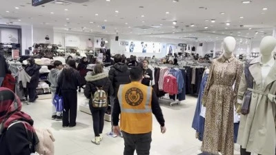 Bursa Bir Umut Var Derneği, bayram &ouml;ncesi y&uuml;zlerce &ccedil;ocuğun y&uuml;z&uuml;n&uuml; g&uuml;ld&uuml;rd&uuml;