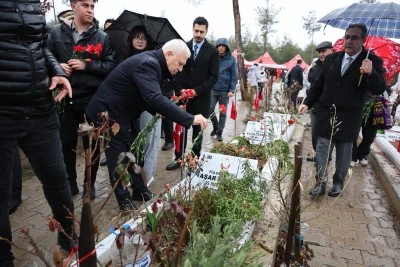 Bursa B&uuml;y&uuml;kşehir Belediye Başkanı Mustafa Bozbey deprem b&ouml;lgesinde