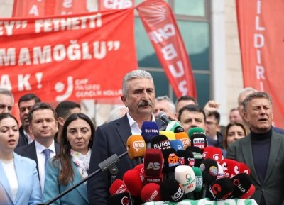 Bursa B&uuml;y&uuml;kşehir Belediye binası &ouml;n&uuml;nde protesto g&ouml;sterisi
