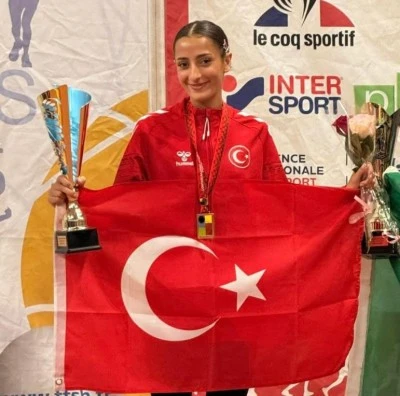 Bursa B&uuml;y&uuml;kşehir Belediyesporlu Nazmiye Ak d&uuml;nya &uuml;&ccedil;&uuml;nc&uuml;s&uuml;