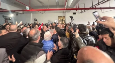  Bursa B&uuml;y&uuml;kşehir Belediye binasi &ouml;n&uuml;nde gerginlik