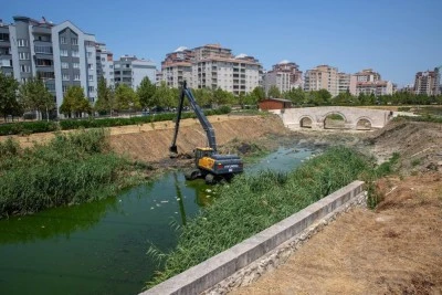 Bursa B&uuml;y&uuml;kşehir&rsquo;den Ayvalı Dere&rsquo;de temizlik ve ıslah &ccedil;alışması