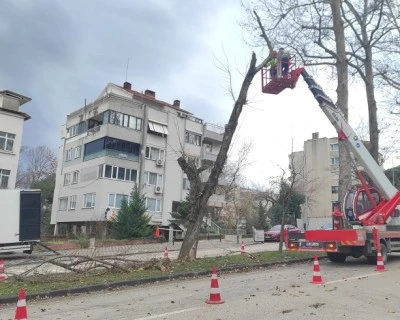 Bursa B&uuml;y&uuml;kşehir ekipleri lodos mesaisinde