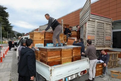 Bursa B&uuml;y&uuml;kşehir'in &ccedil;alışmalarıyla hem arıcılık hem de kırsal kalkınma g&uuml;&ccedil;leniyor!