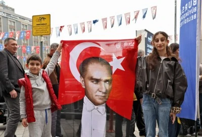 Bursa B&uuml;y&uuml;kşehir'in dağıttığı n binlerce T&uuml;rk bayraklı Atat&uuml;rk posterine vatandaşlar b&uuml;y&uuml;k ilgi g&ouml;sterdi