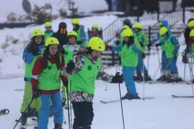 Bursa B&uuml;y&uuml;kşehirle &ccedil;ocuklar kayak &ouml;ğreniyor