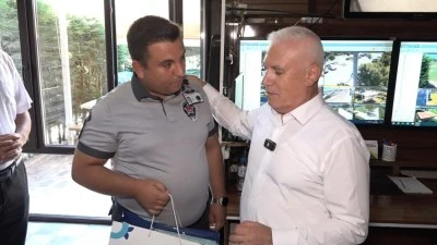 Bursa'da 1,5 yaşındaki &ccedil;ocuğu boğulmaktan kurtaran g&uuml;venlik&ccedil;iye Başkan Bozbey'den &ouml;d&uuml;l