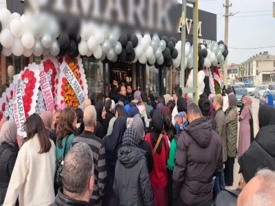 Bursa'da 10 liraya satılan kadın giyim eşyalarında izdiham