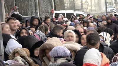 Bursa'da 100 liralık alışveriş i&ccedil;in dondurucu soğukta bekleyiş