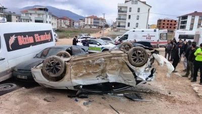 Bursa'da 14 yaşındaki s&uuml;r&uuml;c&uuml; kaza yaptı: 8 yaralı, 4'n&uuml;n durumu kritik