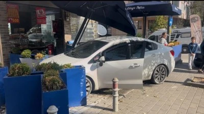 Bursa'da 15 milyon liralık cipe &ccedil;arpmamak i&ccedil;in  tatlıcı d&uuml;kkanına b&ouml;yle girdi