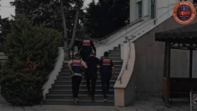 Bursa'da 17 farklı su&ccedil;tan aranan şahıs saklandığı yerde jandarma tarafından yakalandı
