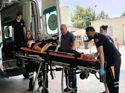 Bursa'da 17 yaşındaki motosiklet s&uuml;r&uuml;c&uuml;s&uuml; otob&uuml;s durağına daldı