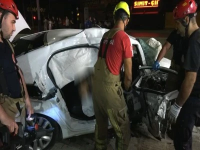 Bursa'da 2 kişinin &ouml;l&uuml;m&uuml;ne neden olan alkoll&uuml; s&uuml;r&uuml;c&uuml;, telefonla ilgilenip sağlık ekiplerine cipindeki hasarı sordu
