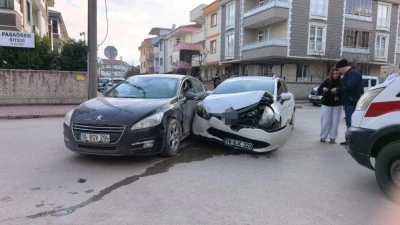 Bursa'da 2 otomobil &ccedil;arpıştı, 3 kişi yaralandı