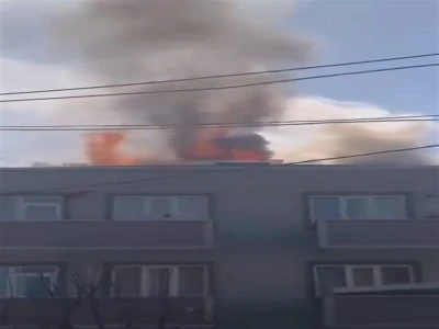 Bursa'da 3 katlı apartmanın &ccedil;atısı alev alev yandı