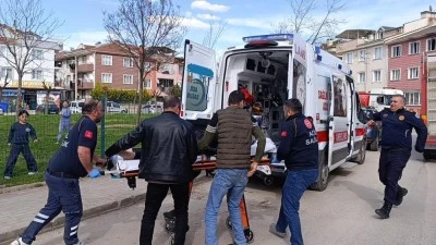 Bursa'da 3 katlı binada yangın: Dumandan zehirlenen yaşlı kadının durumu ağır
