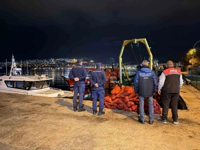 Bursa&rsquo;da 350 kilo ka&ccedil;ak midye ele ge&ccedil;irildi