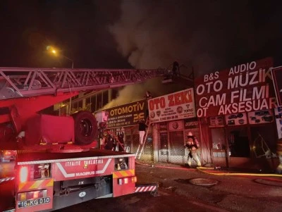 Bursa'da 4 d&uuml;kkan yandı