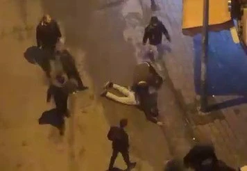 Bursa'da 4 kişi bir kişiyi vahşice d&ouml;vd&uuml;