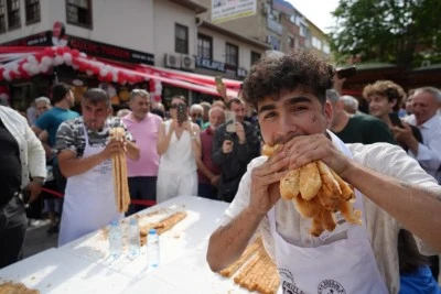Bursa'da 5 dakika i&ccedil;erisinde 16 metre uzunluğundaki b&ouml;reği yedi 