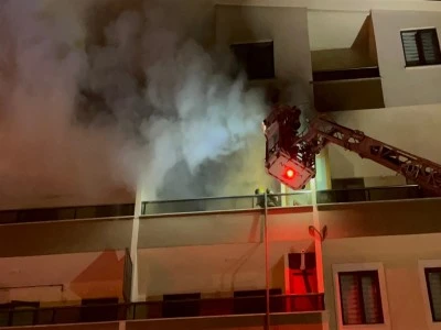 Bursa'da 5 katlı binada &ccedil;ıkan yangın s&ouml;nd&uuml;r&uuml;ld&uuml;