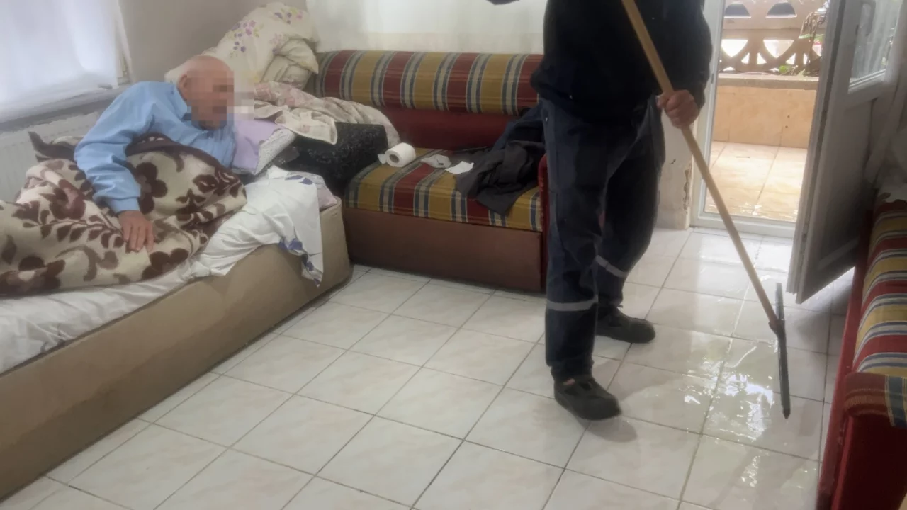 Bursa'da 90 yaşındaki adam evinde mahsur kaldı