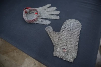 Bursa'da acemi kasaplar i&ccedil;in &ccedil;elik eldiven