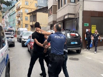 Bursa'da aile i&ccedil;i kavga ihbarına giden polislerden birini k&ouml;pek, diğerini ise sahibi ısırdı