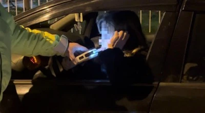 Bursa'da alkoll&uuml; kadın s&uuml;r&uuml;c&uuml; &lsquo;Eşim gelmeden ara&ccedil;tan inmem' diyerek polislere direndi