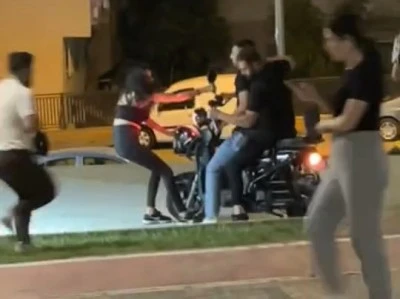 Bursa'da alkoll&uuml; kız ilk &ouml;nce erkeklere ardından kadınlara saldırdı