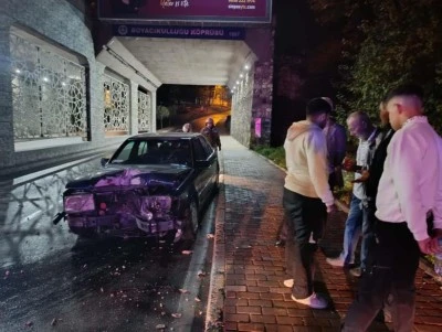 Bursa'da alkoll&uuml; Mercedes ara&ccedil; s&uuml;r&uuml;c&uuml;s&uuml;, elektrik direğine &ccedil;arpıp olay yerinden ka&ccedil;tı
