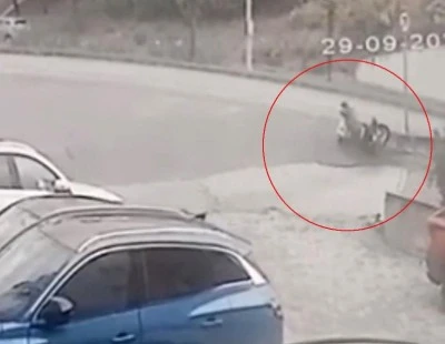Bursa'da alkoll&uuml; motosiklet s&uuml;r&uuml;c&uuml;s&uuml; ters y&ouml;ne girip kaza yaptı: Yaşam m&uuml;cadelesi veriyor!