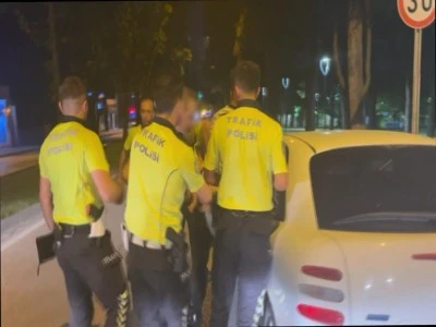 Bursa'da alkoll&uuml; şahıs aracını polislerin &uuml;zerine s&uuml;rd&uuml;