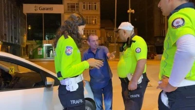 Bursa'da alkoll&uuml; s&uuml;r&uuml;c&uuml; aracını yol ortasında bırakıp &ccedil;orba i&ccedil;meye gitti