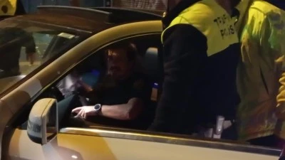 Bursa'da alkoll&uuml; s&uuml;r&uuml;c&uuml; ka&ccedil;tı polis kovaladı