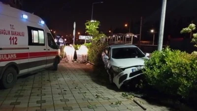 Bursa'da alkoll&uuml; s&uuml;r&uuml;c&uuml; kazaya neden oldu, ara&ccedil;lar hurdaya d&ouml;nd&uuml;
