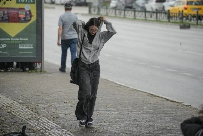 Bursa'da aniden bastıran yağmura vatandaşlar bu şekilde yakalandı