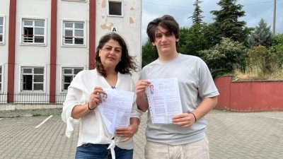 Bursa'da anne oğul aynı okulda sınava girdiler