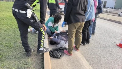 Bursa'da arabaya bağlanıp iple &ccedil;ekilen motosiklet kaldırıma savruldu: 1 yaralı