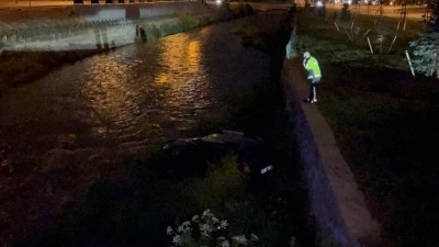 Bursa'da ara&ccedil; dereye u&ccedil;tu: Polis firar eden s&uuml;r&uuml;c&uuml;y&uuml; arıyor! 